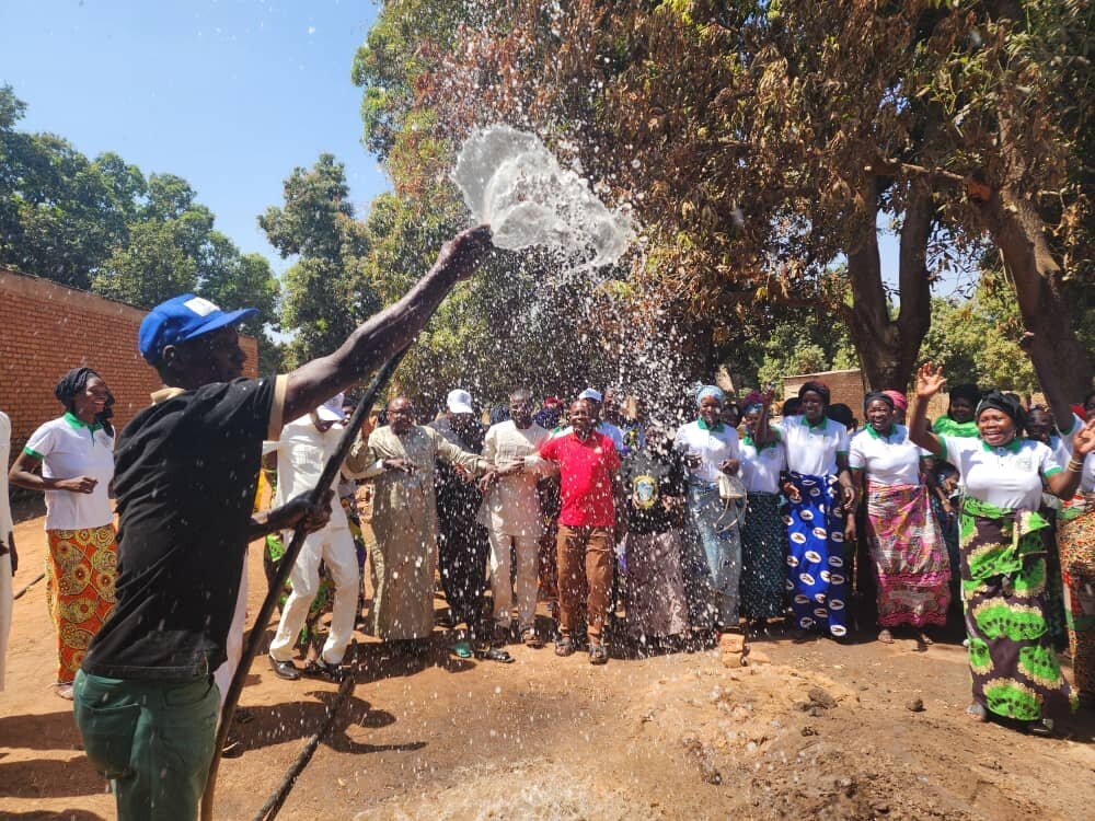L’Association Vie et Espoir du Tchad offre un forage d’eau à la population de Koutou.