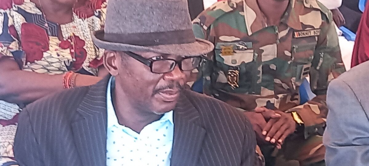 Mairie de Moundou, Nétoloum Julien dos au mur